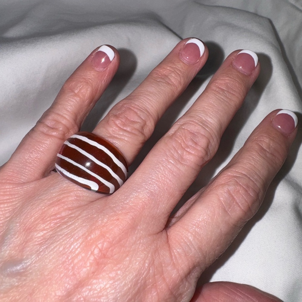 Red & White Striped Plastic Statement Ring – Bold Retro Y2K Jewelry